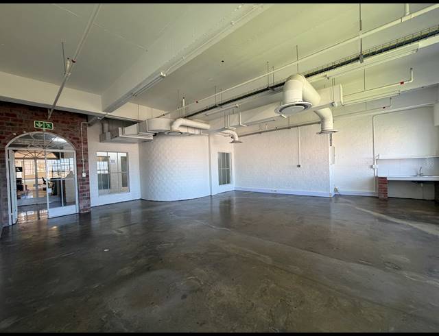 78M² BUILDING TO LET IN WOODSTOCK